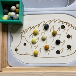 Insert en bois pour bac Trofast d'un hérisson avec trous
