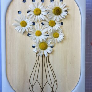 Insert en bois pour bac Trofast d'un vase et des petits trous pour insérer les tiges des fleurs de votre cueillette