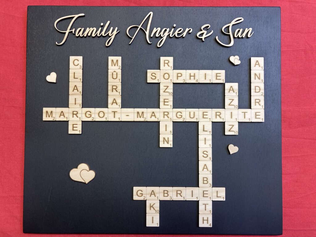 Décoration en bois pour famille en forme de scrabble
