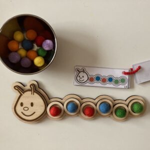 Jeu de Chenille en bois pour travailler le placement des couleurs en plaçant des pompons selon un modèle