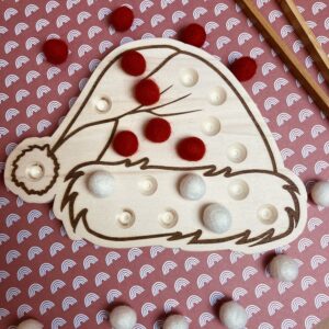 Support à encoches en bois bonnet Noël avec pince et pompons pour motricité fine