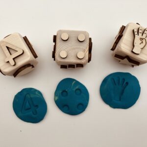 dé cube tampon pate à modeler numération