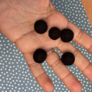 Lot de 10 pompons en feutre Noir