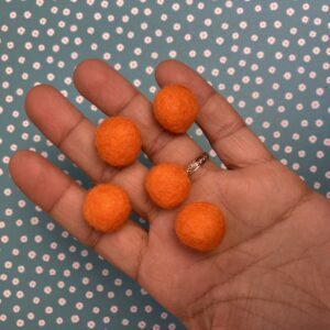 Lot de 10 pompons en feutre Orange