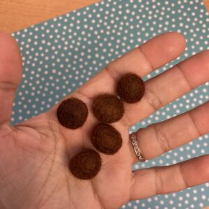 Lot de 10 pompons en feutre Marron
