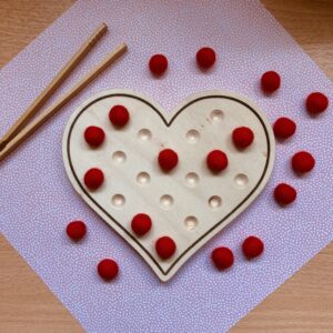 Support à encoches en bois coeur saint-valentin avec pince et pompons pour motricité fine